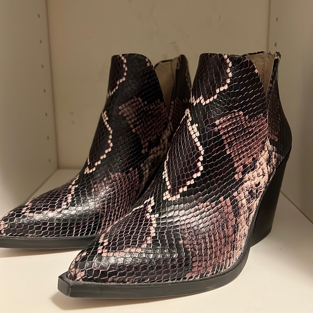 Vince Camuto shoe bootie. Leather. 6M in like new condition.